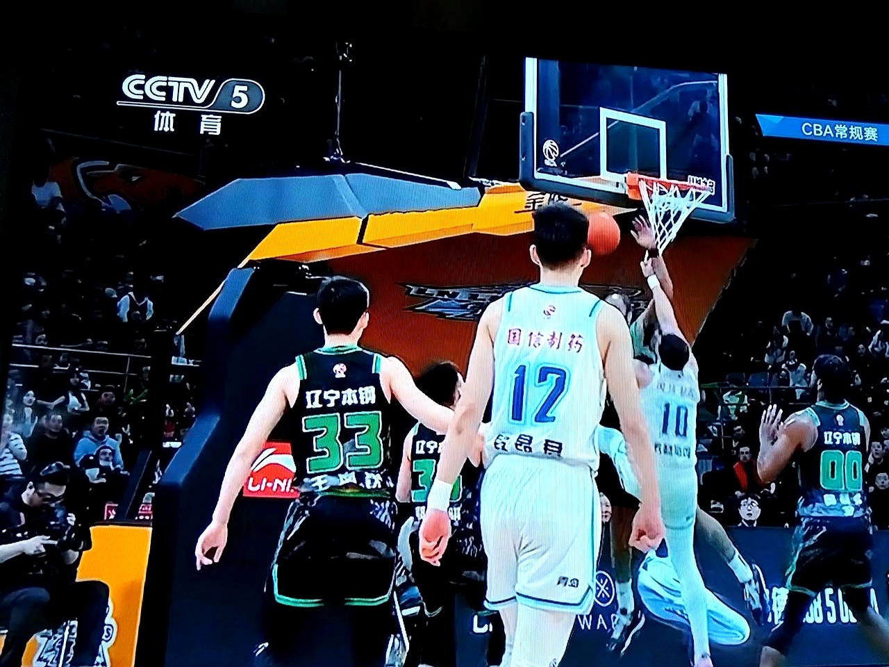 关于辽宁本钢男篮在主场迎战青岛鲨鱼队的信息