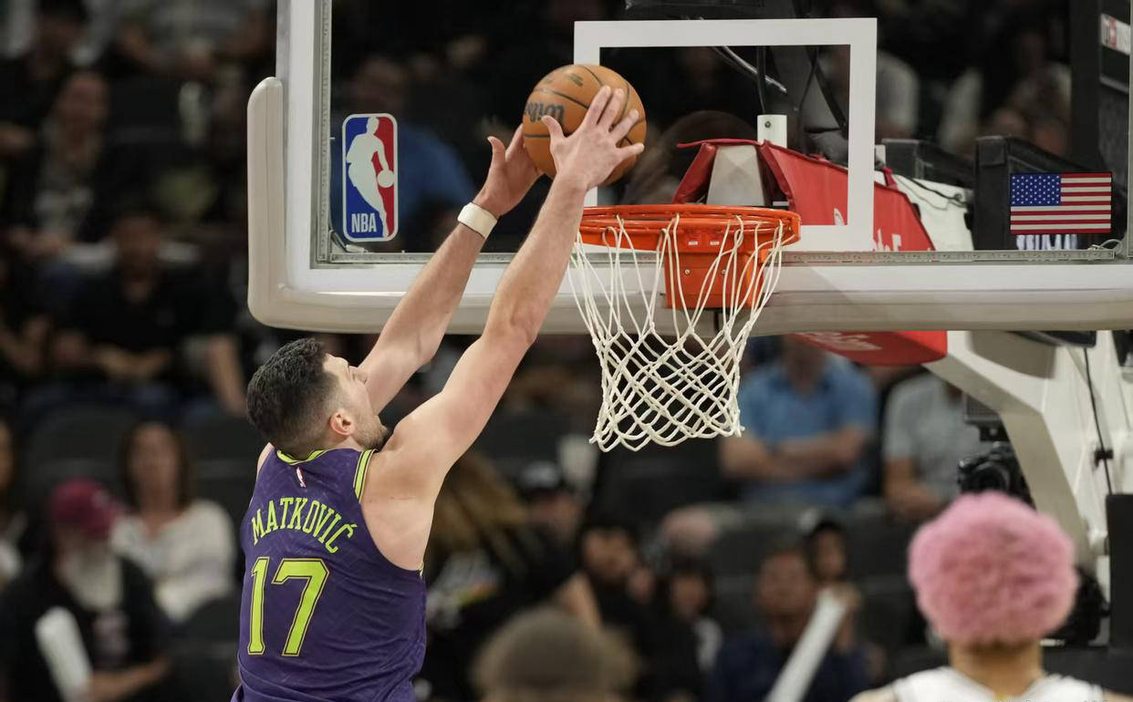 关于鹈鹕大胜湖人，戴维斯表现佳领队取胜的信息