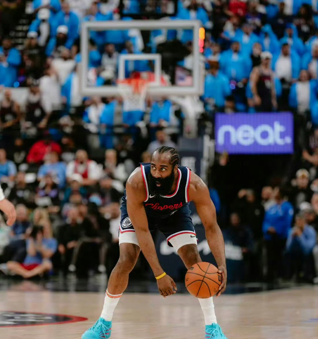 包含哈登压哨三分绝杀，火箭险胜尼克斯的词条